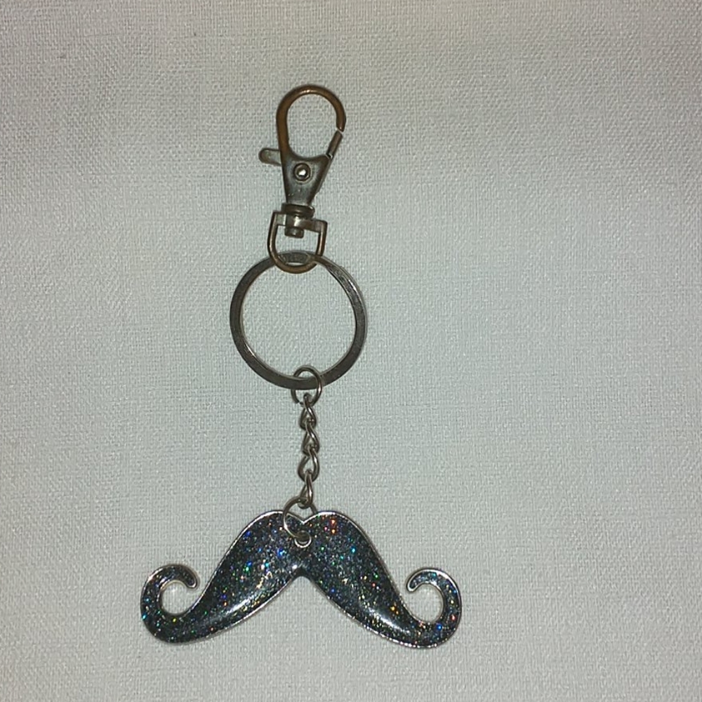 🔥Holographic black mustashe key chain🔥